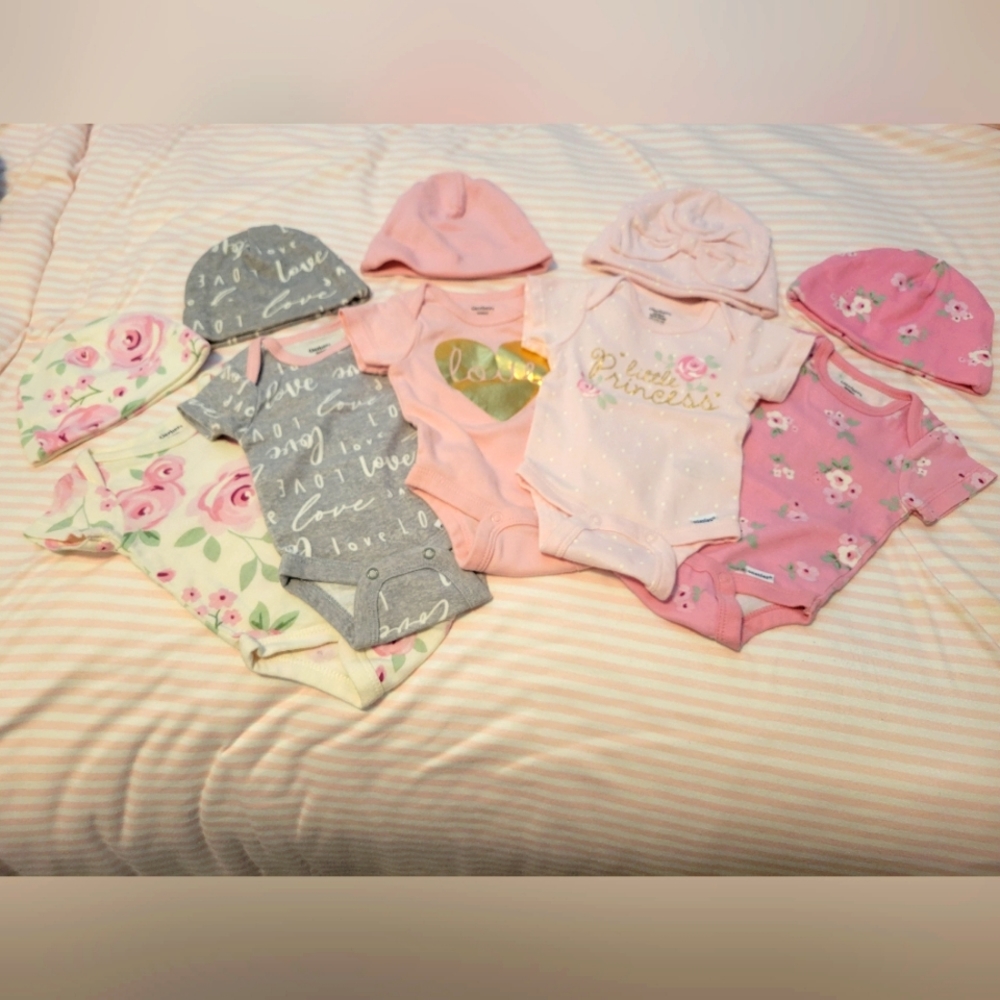 NWOT Onsie set with hats